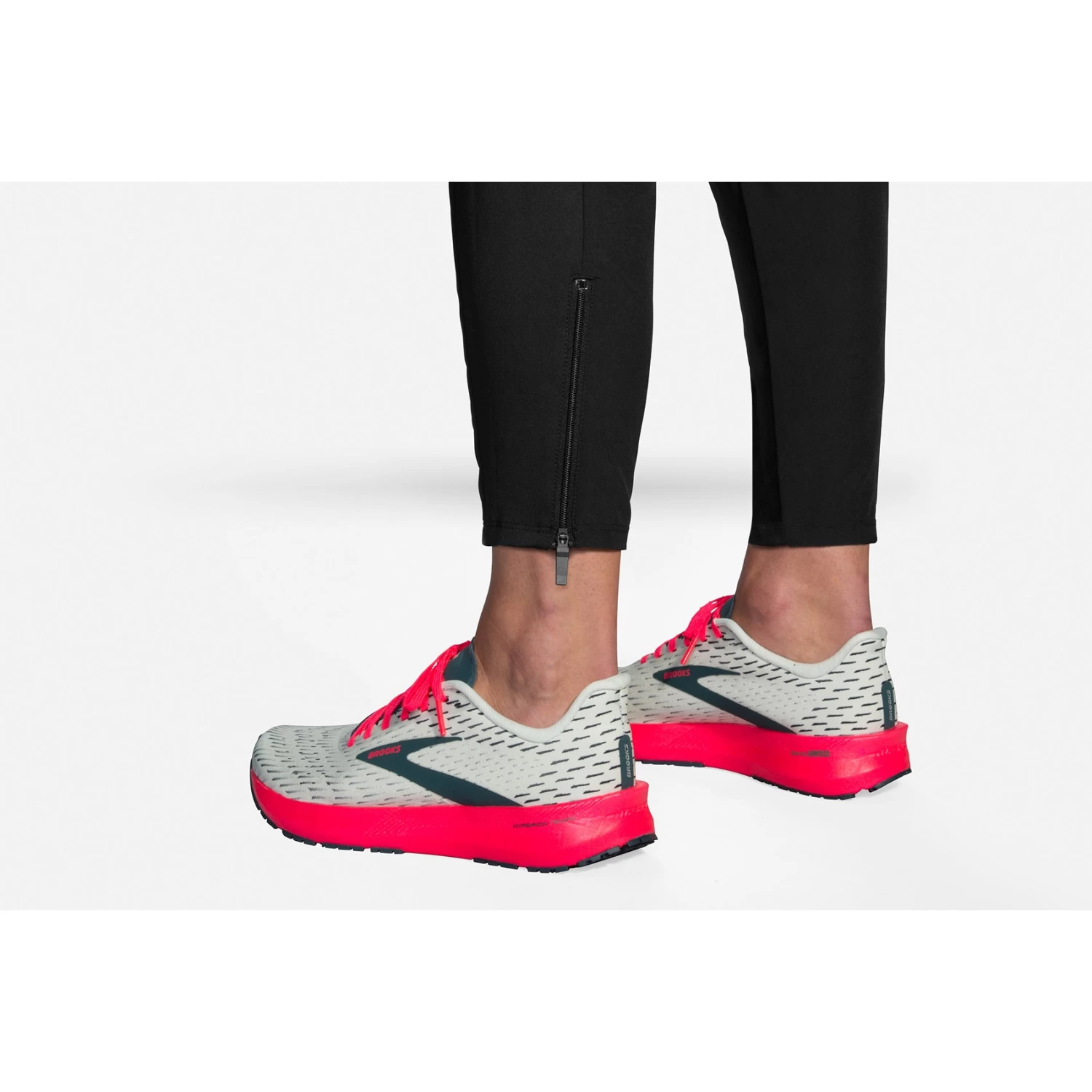 BROOKS Women's Shakeout Pant - Black 5 BROOKS Women's Shakeout Pant - Black - Image 5