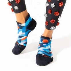 Feetures Unisex Elite Light Cushion No Show Tab Socks - Geo Print Blue -Sportswear Sales Store GeoPrintA 3 590x f63e5eac 4780 4923 b07f b3123964e435